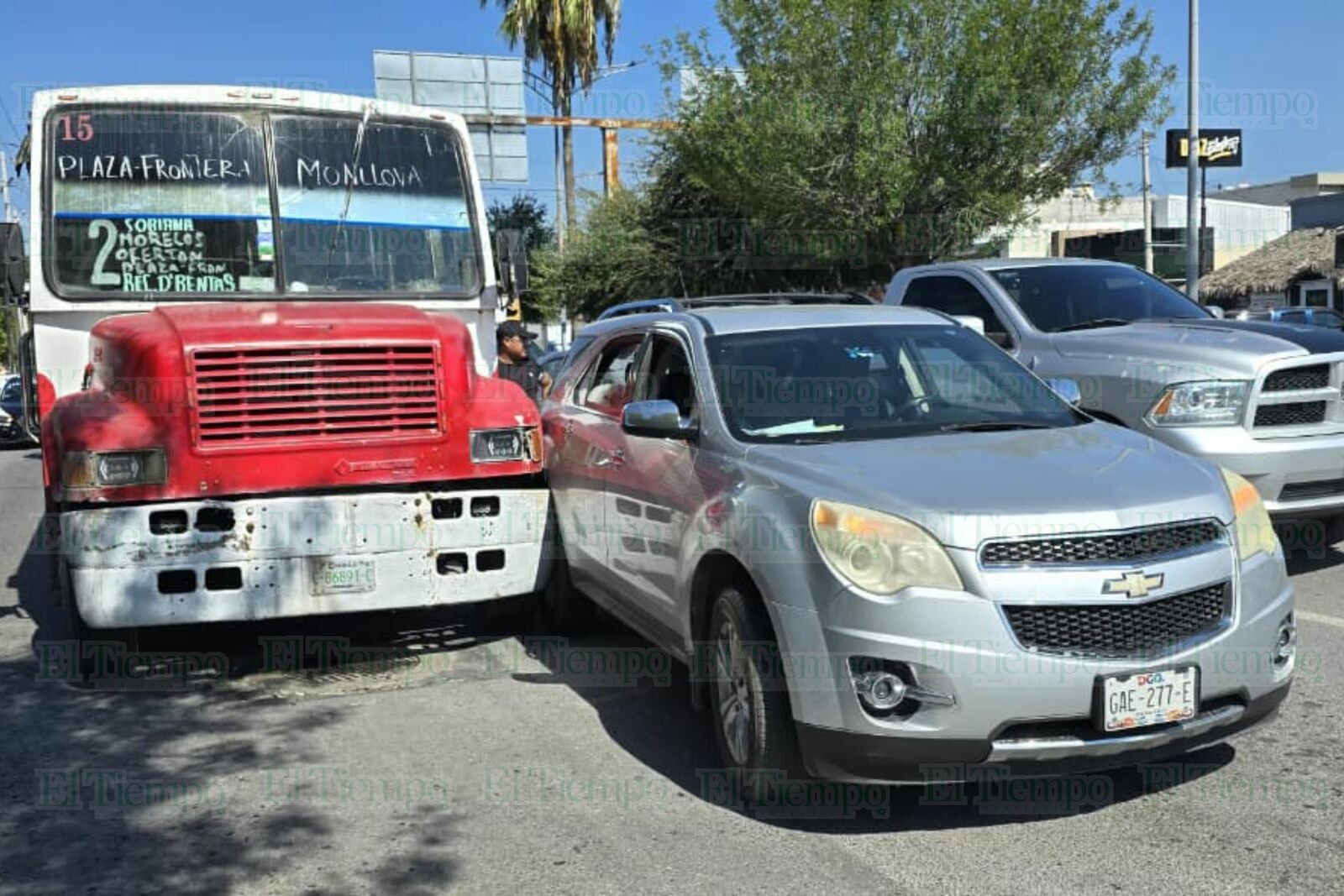 Madre y bebé de una semana, al hospital tras choque con camión