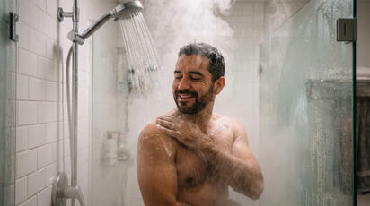 Cuánto debería durar una ducha y qué hábitos la extienden, según un estudio