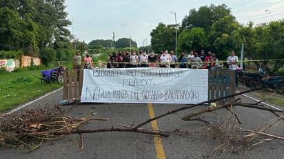 El conflicto provocó la suspensión temporal de clases en dos escuelas cercanas a las instalaciones.  Pobladores de Metapa de Domínguez, Chiapas, bloquearon