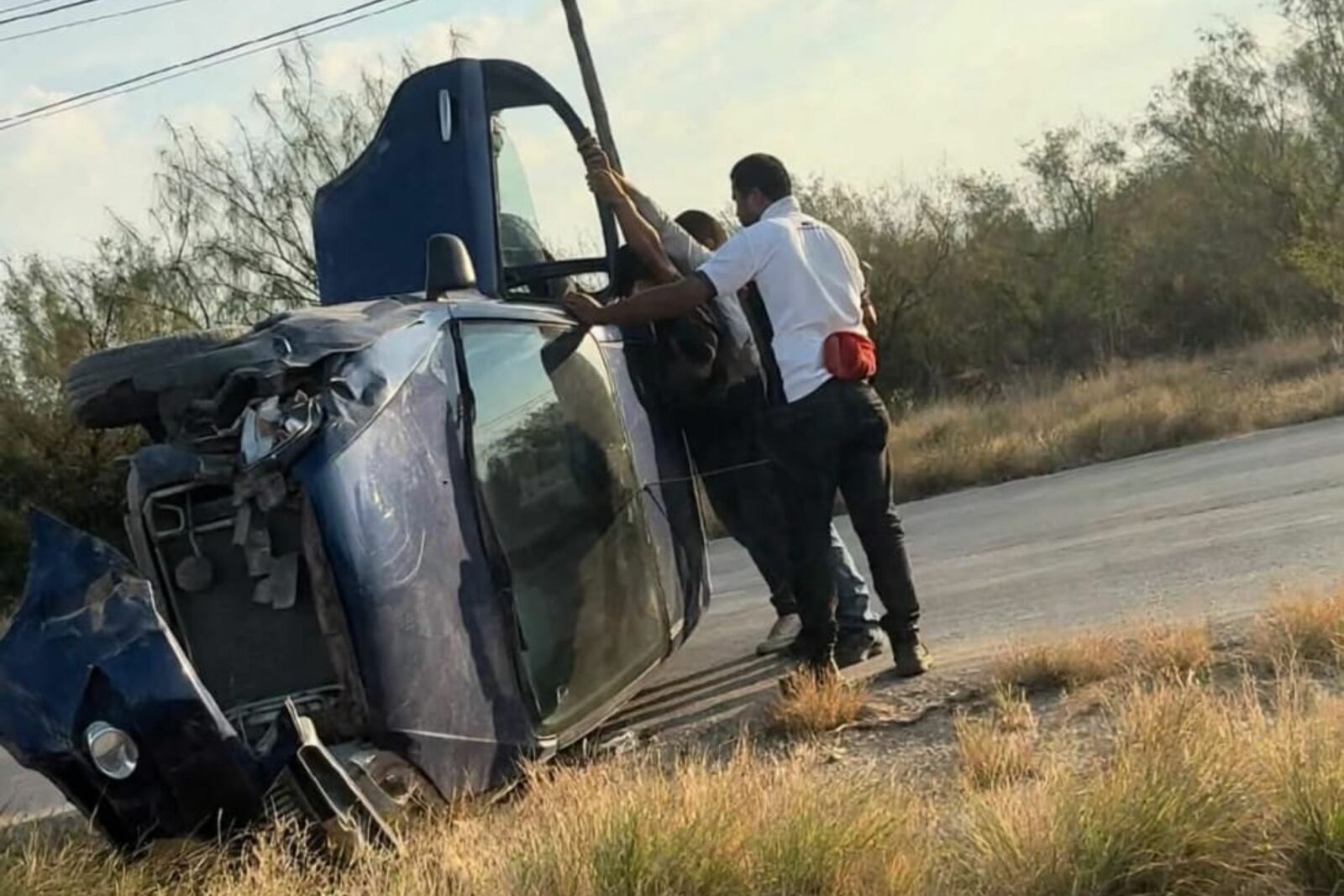 Conductora pierde el control, choca y vuelca en la federal 30