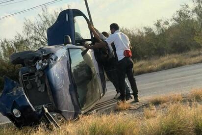 Conductora pierde el control, choca y vuelca en la federal 30