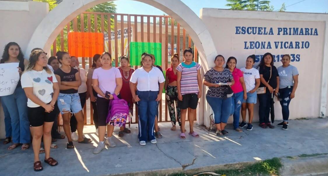 Padres cierran Leona Vicario; exigen destitución del director