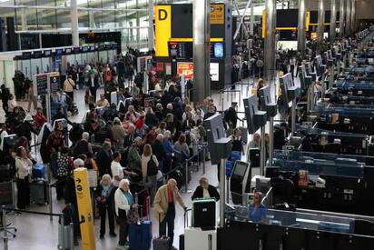 Más de 2 mil vuelos cancelados en Reino Unido por falla técnica