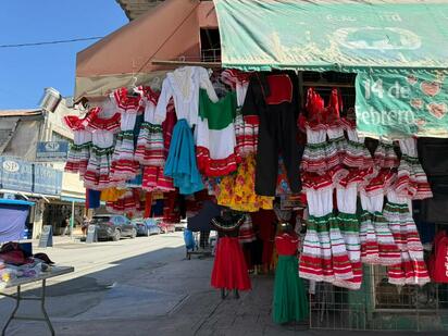 La expectativa de los comerciantes es que el mayor movimiento se registre durante el fin de semana previo al 15 de septiembre.  Comerciantes de ropa típica