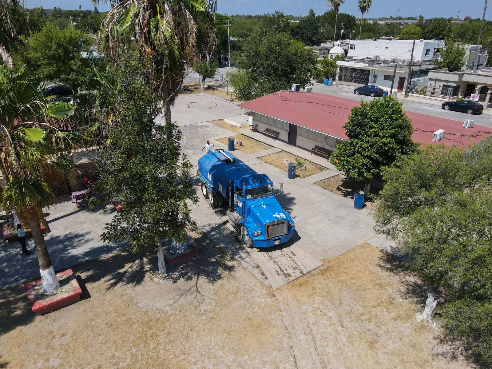 SIMARC abastece con pipas de agua a tres escuelas de Sabinas