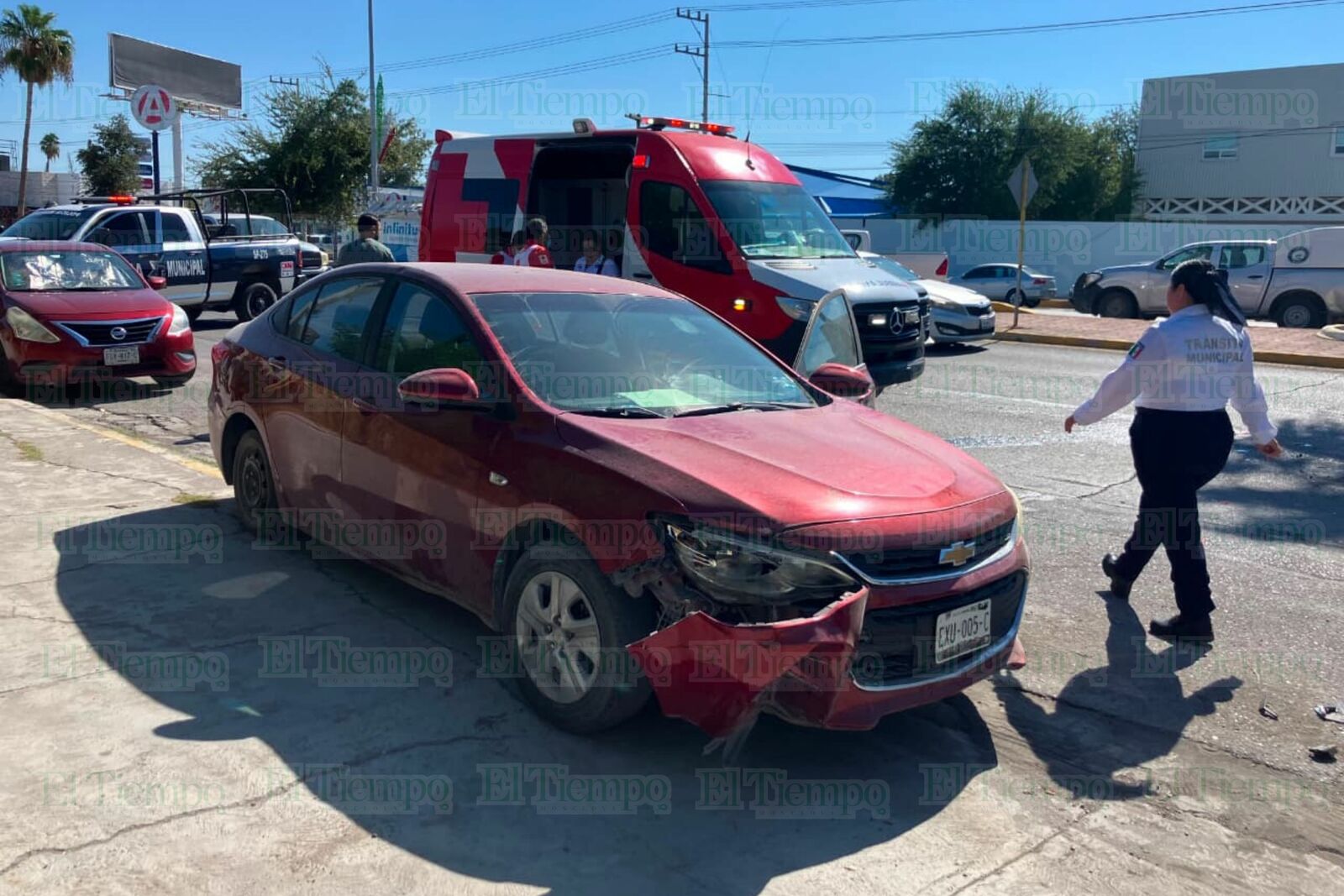 Camioneta derriba poste y daña cuatro vehículos en el Pape de Monclova 