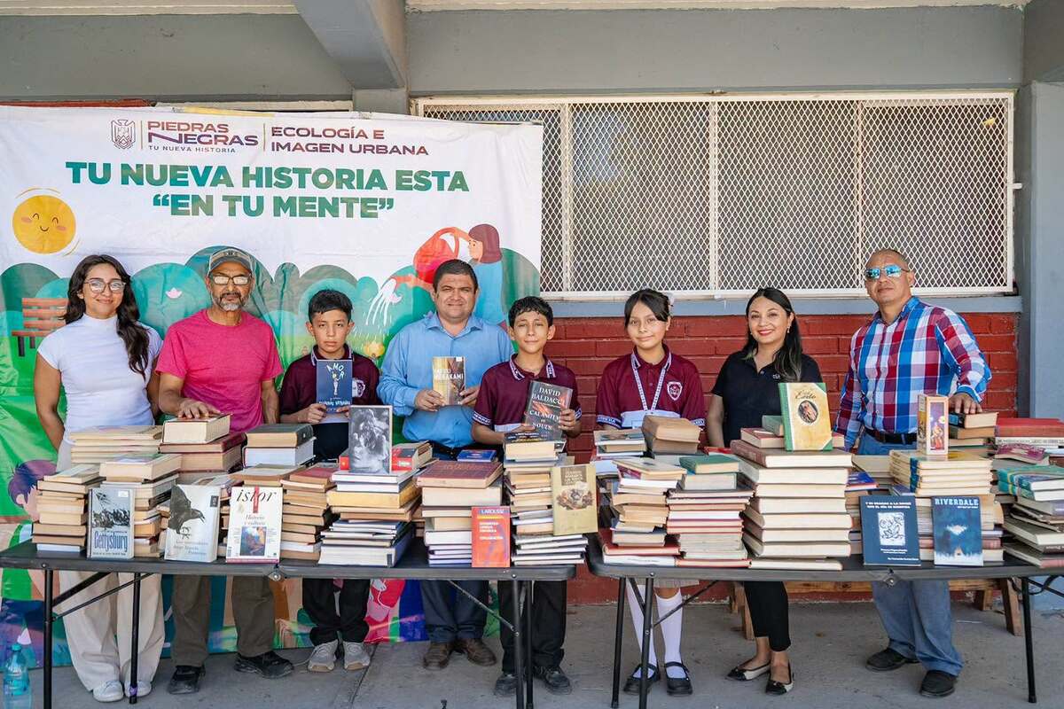 Más de 300 libros llegan a secundaria Abel Herrera para fortalecer su nueva bibliotec