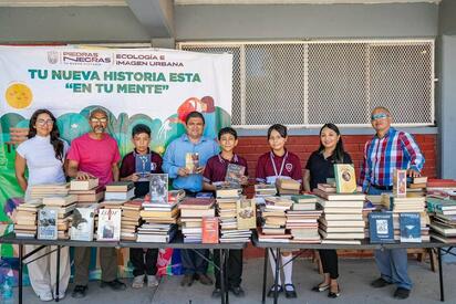 Más de 300 libros llegan a secundaria Abel Herrera para fortalecer su nueva bibliotec