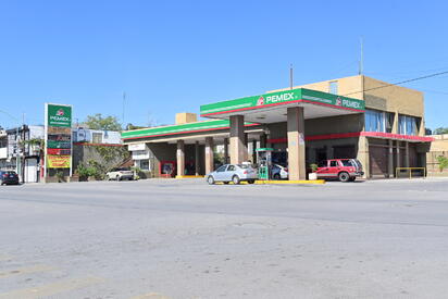 Monclova, Coah.- Para el automovilista, la referencia está en el anuncio de la gasolinera: alrededor de 24 pesos por litro. Pero detrás de ese precio existe