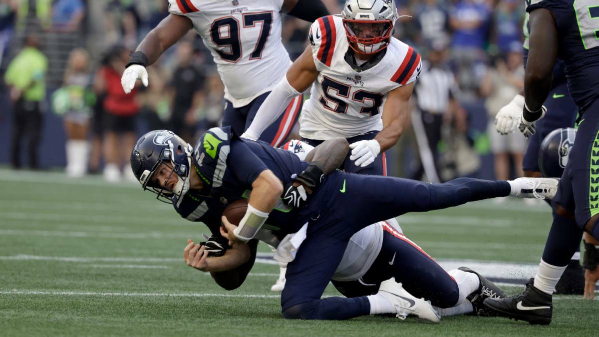 Sam Darnold sufre lesión en la cadera en el debut de los Seahawks