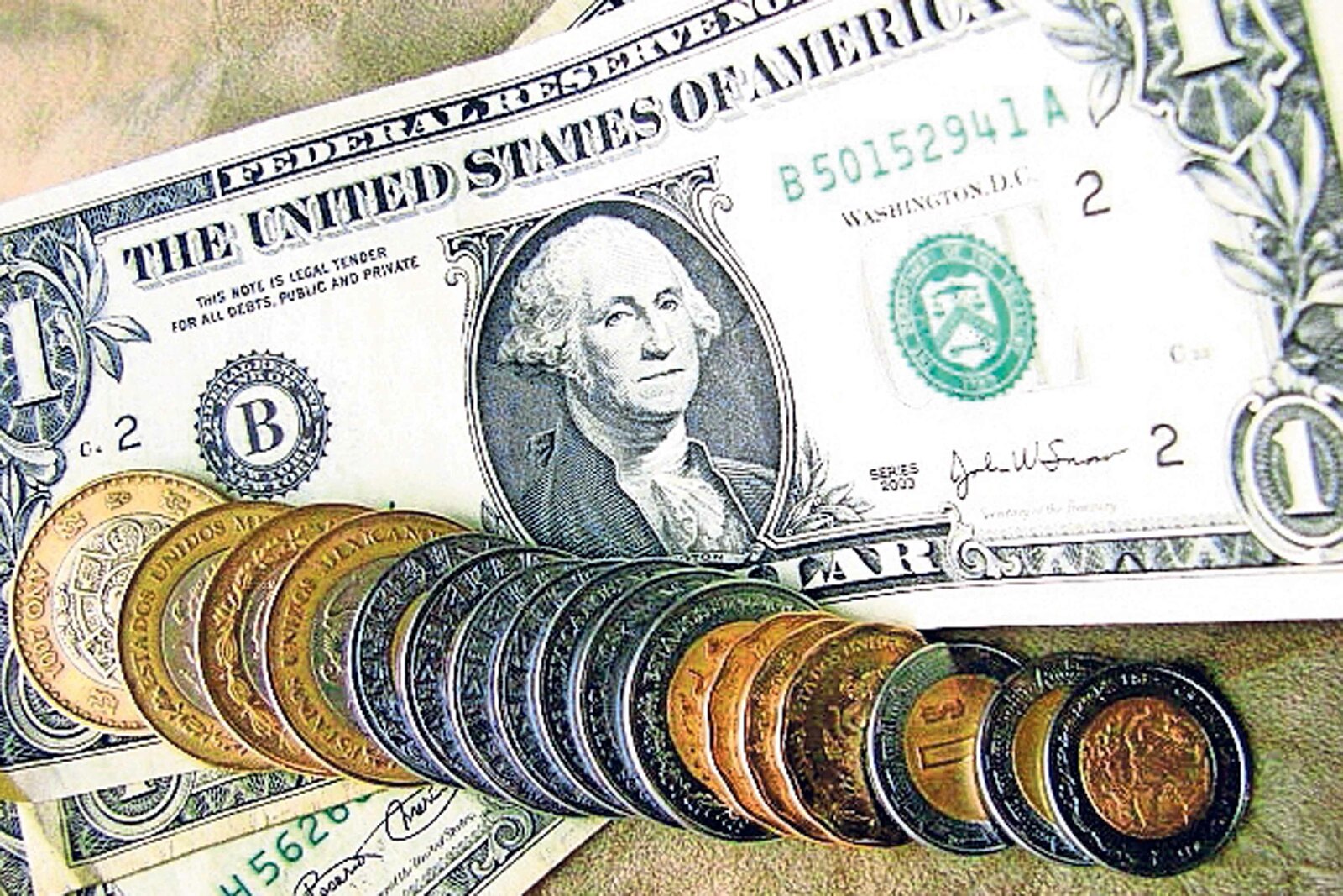 Peso retrocede ante avance del dólar y datos de inflación en EE.UU.