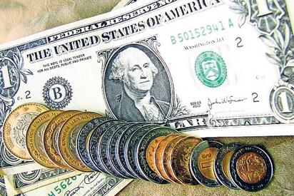 Peso retrocede ante avance del dólar y datos de inflación en EE.UU.