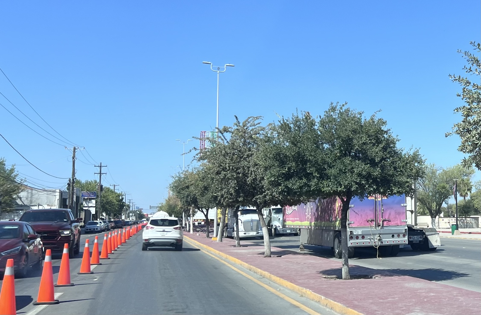 Instalación: Las maniobras se realizan entre el cruce de la calle Monterrey y la calle San Luis, donde la circulación permanece limitada.