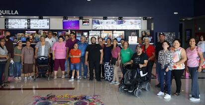 Grupo de Inclusión de San Juan de Sabinas disfruta tarde de cine
