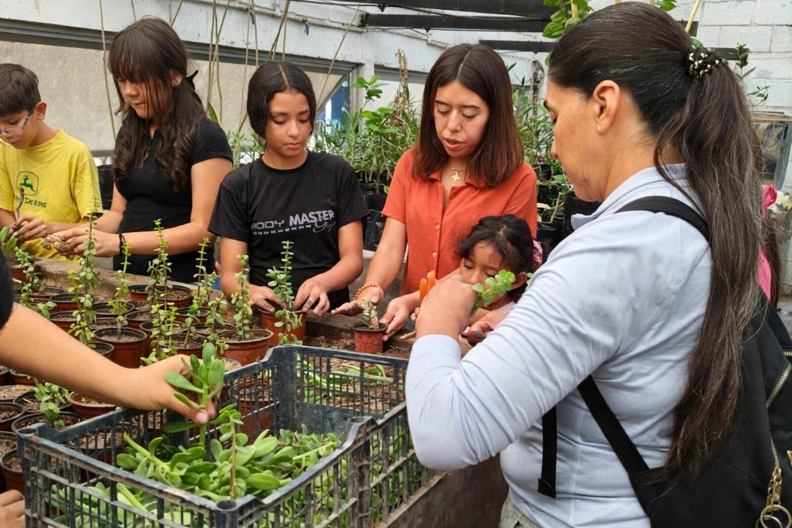 Jóvenes participan en labores de cuidado y producción de plantas en Torreón