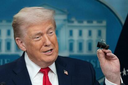Trump minimiza riesgo de extinción por IA y prioriza ventaja sobre China