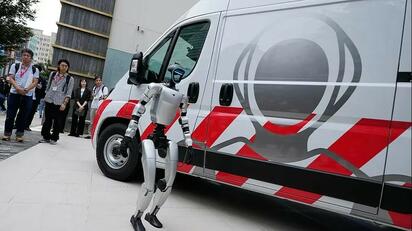 Japón crea una ambulancia para reparar robots humanoides en sitio