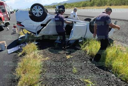 Volcadura en la carretera 57 deja conductor solamente con golpes