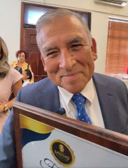 Fernando Mendoza recibe reconocimiento como Ciudadano Distinguido de Sabinas