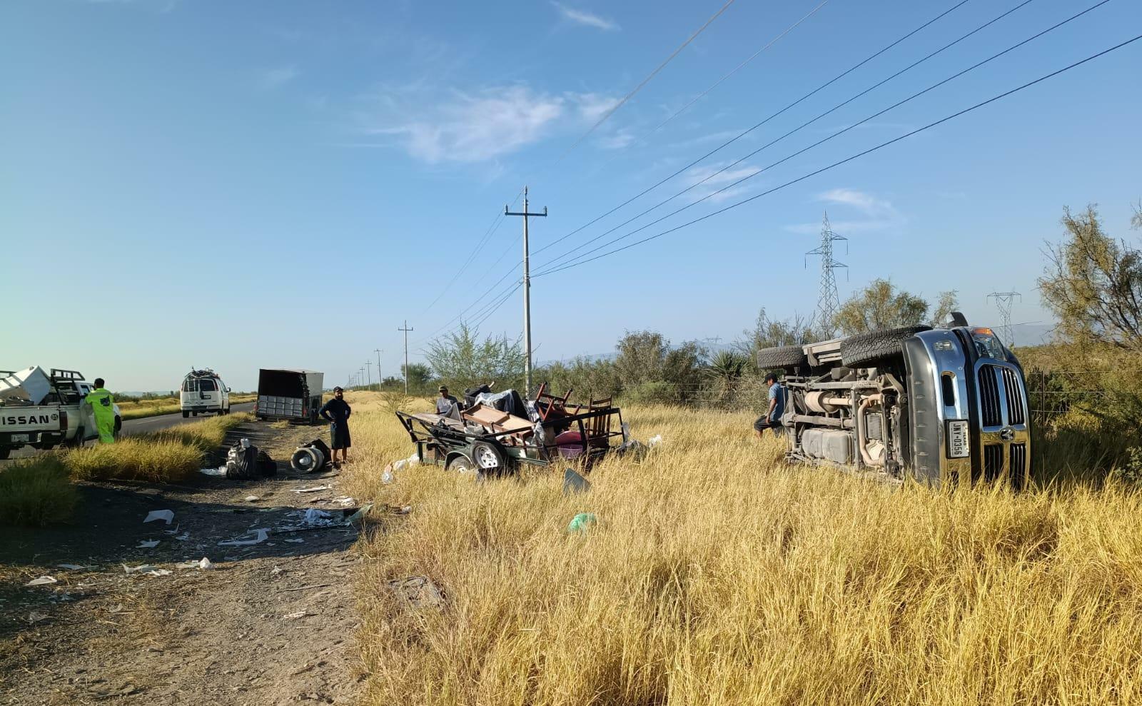 Volcadura en la carretera 57 deja a conductora sin lesiones graves