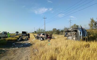Volcadura en la carretera 57 deja a conductora sin lesiones graves