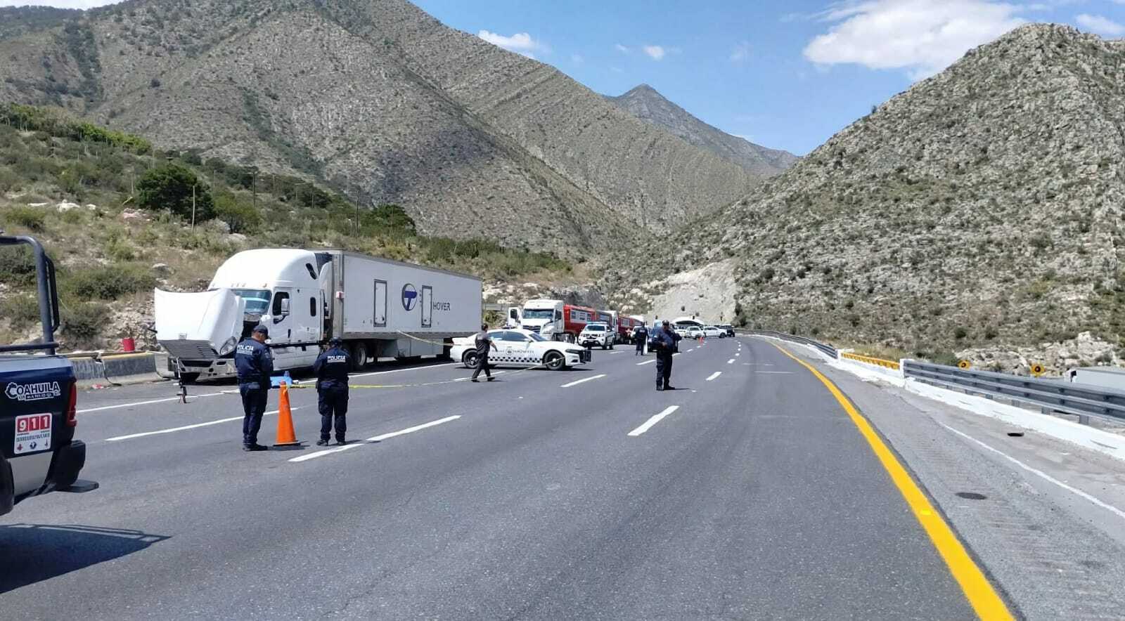 Mujer atropella a dos traileros en la carretera 57; uno muere en el lugar
