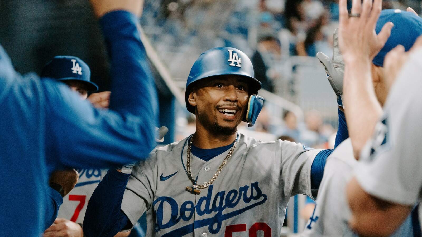 Mookie Betts conecta el jonrón 10,000 de los Dodgers en Los Ángeles