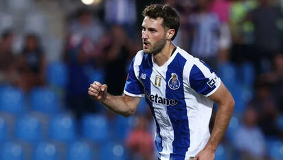 Santiago Giménez rompe la sequía y anota en la goleada del Porto
