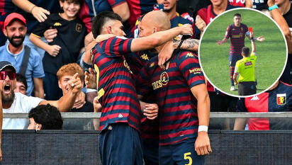 Johan Vásquez anota un golazo pero es expulsado en el empate del Genoa