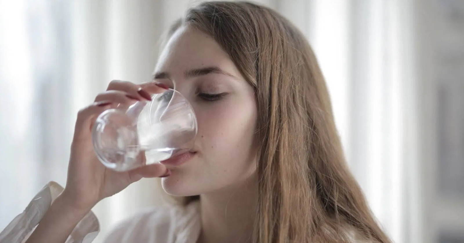 Beneficios de beber agua en ayunas que cambiarán tus mañanas
