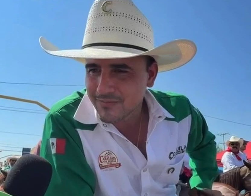 Durante la Gran Cabalgata de Sabinas 2026, Manolo Jiménez destacó inversión en agua y proyectos para rescatar y mejorar el río Sabinas.  Durante su visita