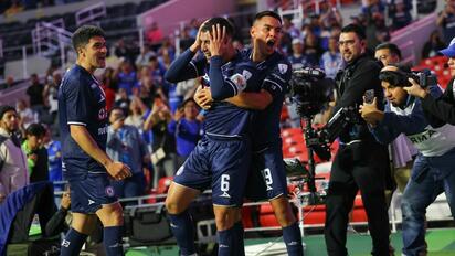 Cruz Azul vence al América en un Clásico Joven de locura