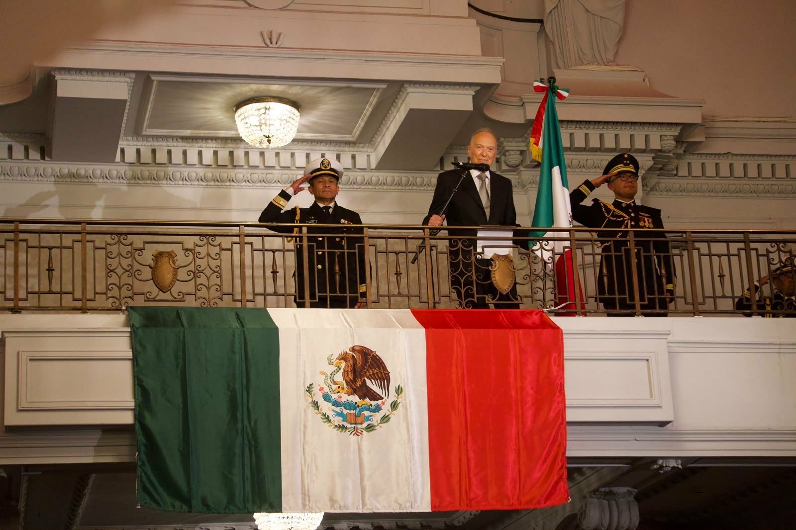 Gertz Manero encabeza Grito de Independencia en Londres