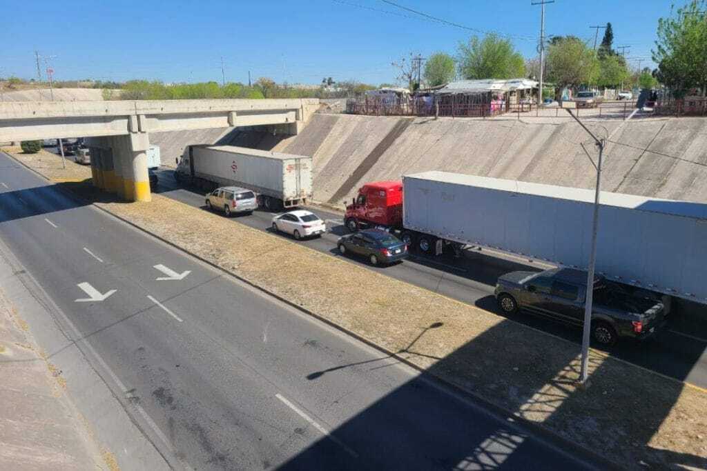 Transportistas amenazan con cerrar los puentes internacionales por restricciones