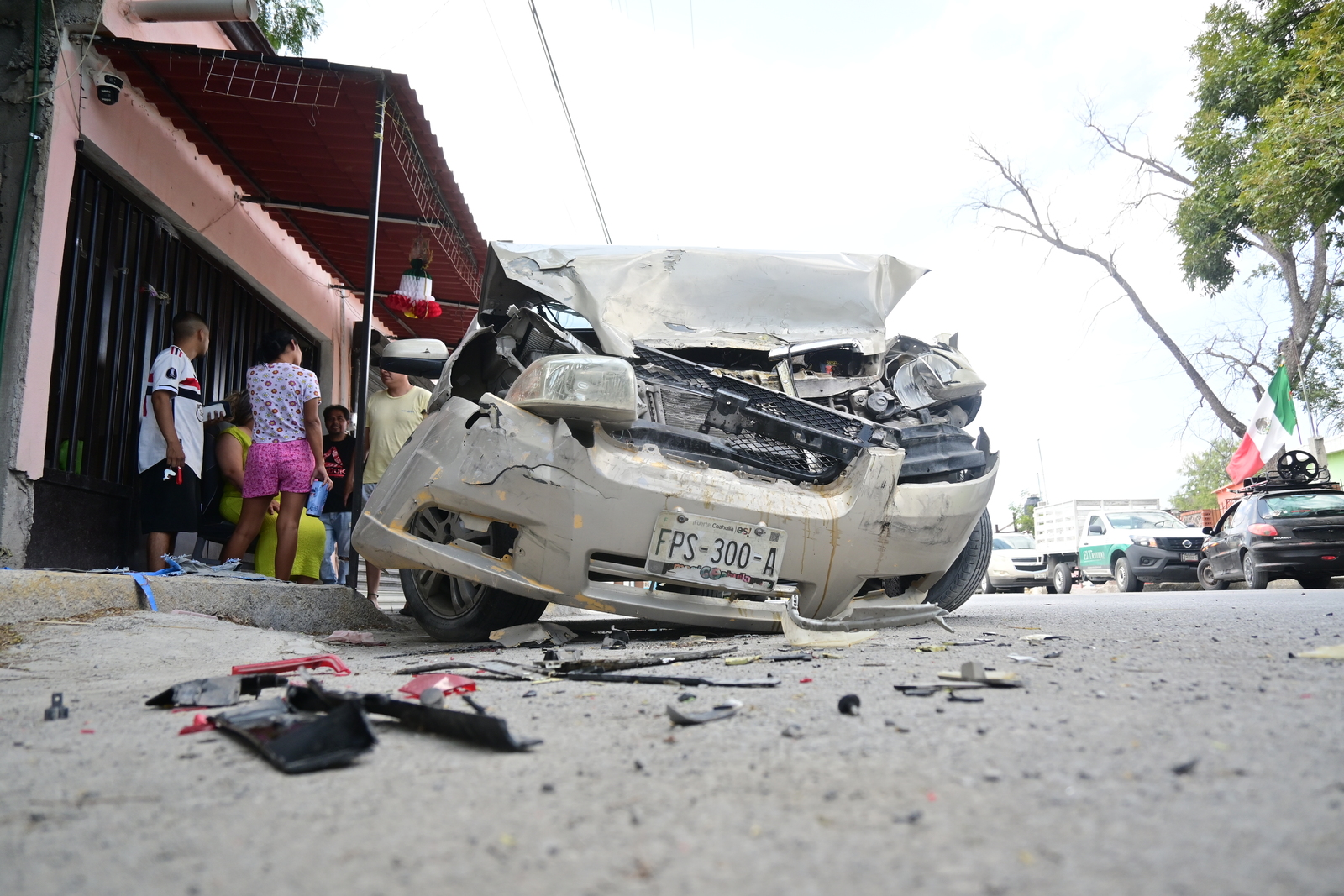 Fuerte choque desplaza SUV estacionada en bulevar Pape
