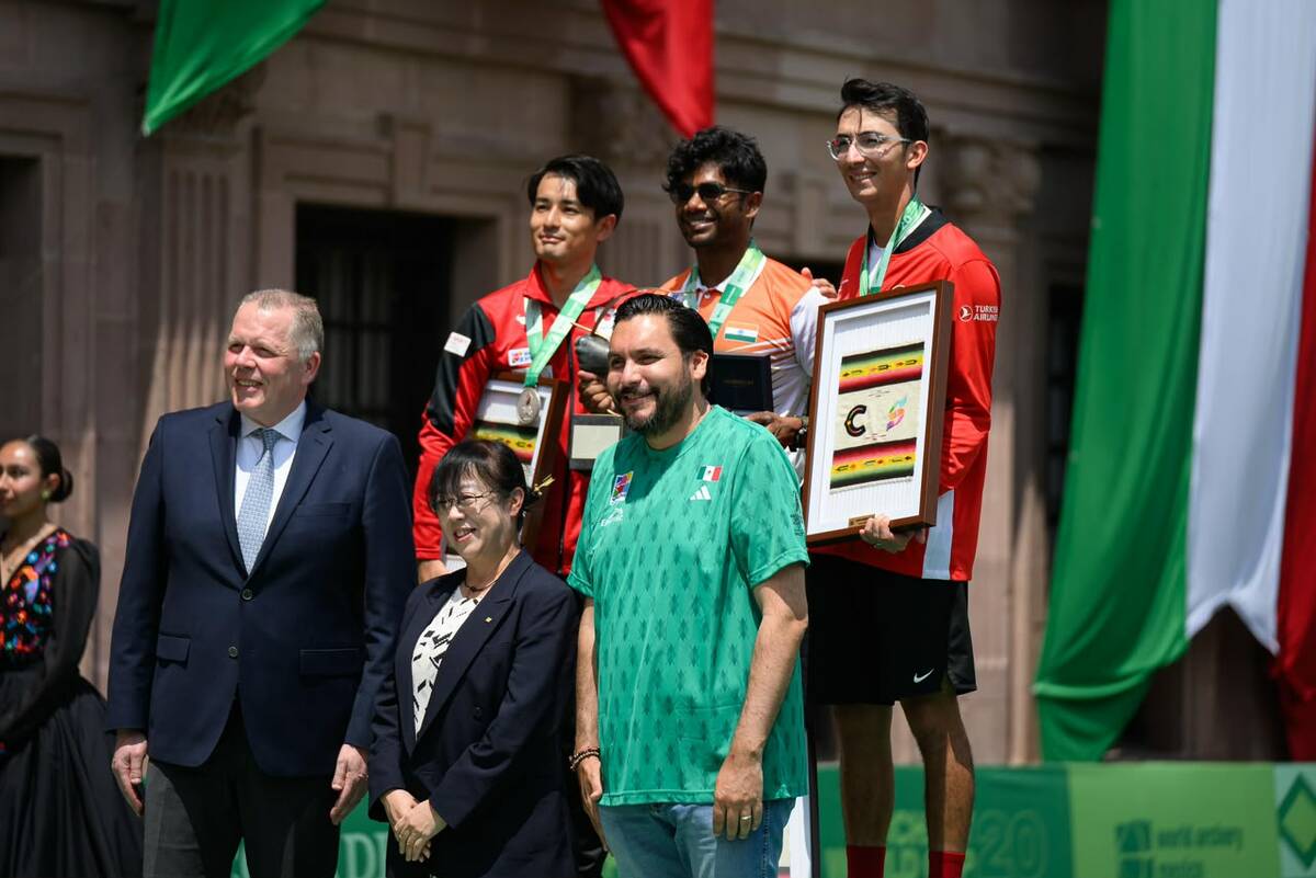 Alcalde de Monclova entrega medalla en final mundial de tiro con arco en Saltillo
