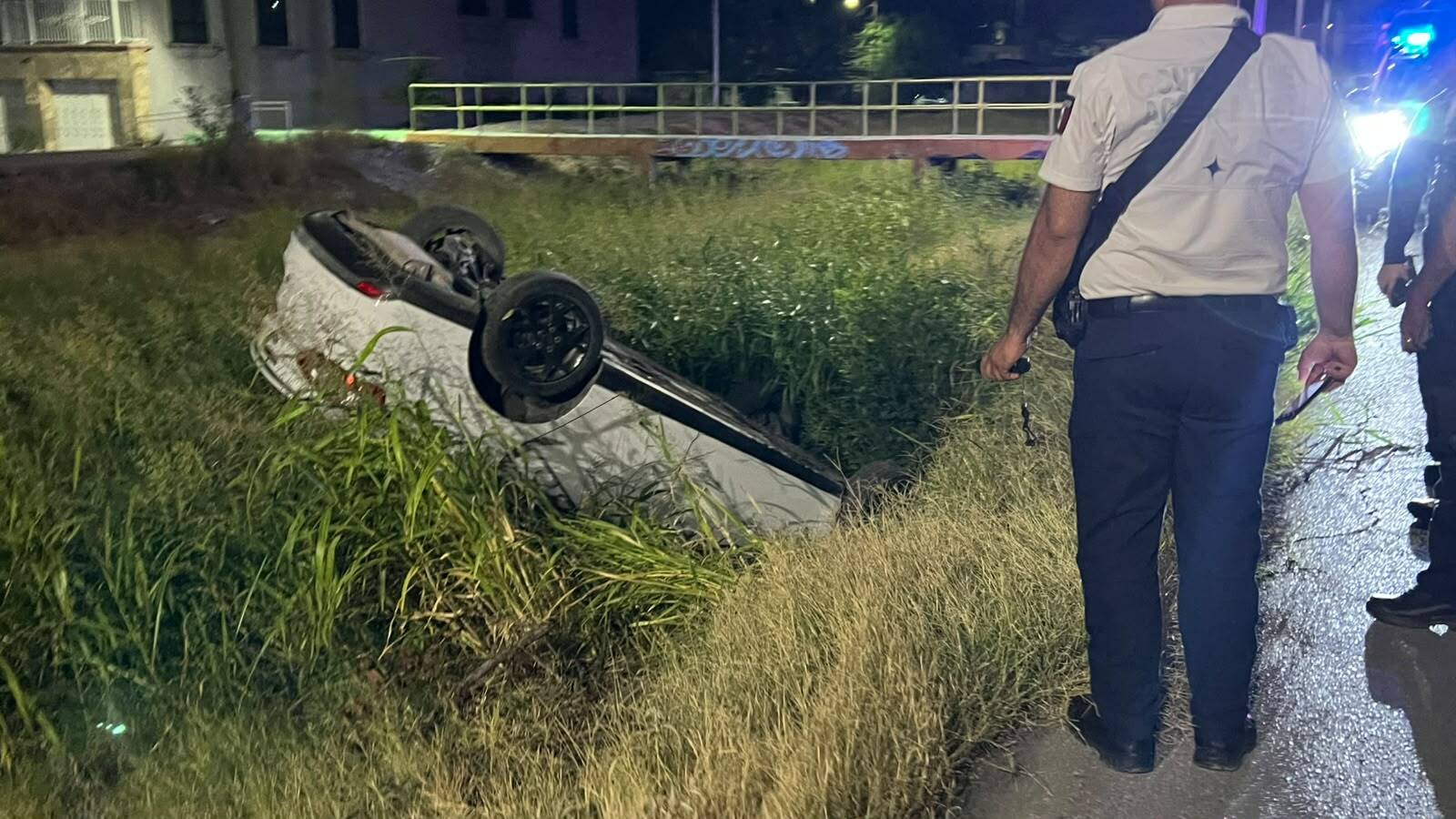 Cae automóvil a arroyo y conductor resulta ileso en la Obrera