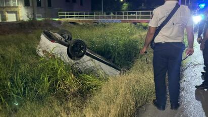 Cae automóvil a arroyo y conductor resulta ileso en la Obrera