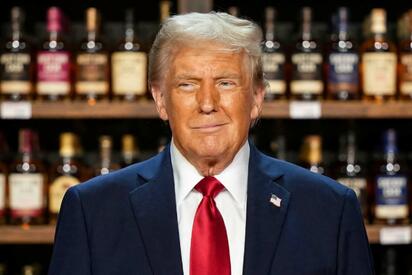 Donald Trump anunció en Irlanda que planea retirar un arancel que actualmente afecta al whisky procedente de ese país.  El presidente de Estados Unidos, Donald
