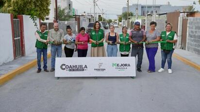 Sari Pérez entrega nuevas banquetas en la colonia Regidores