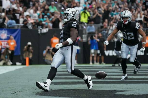 Kirk Cousins lanza tres touchdowns y Raiders vencen 27-13 a Dolphins