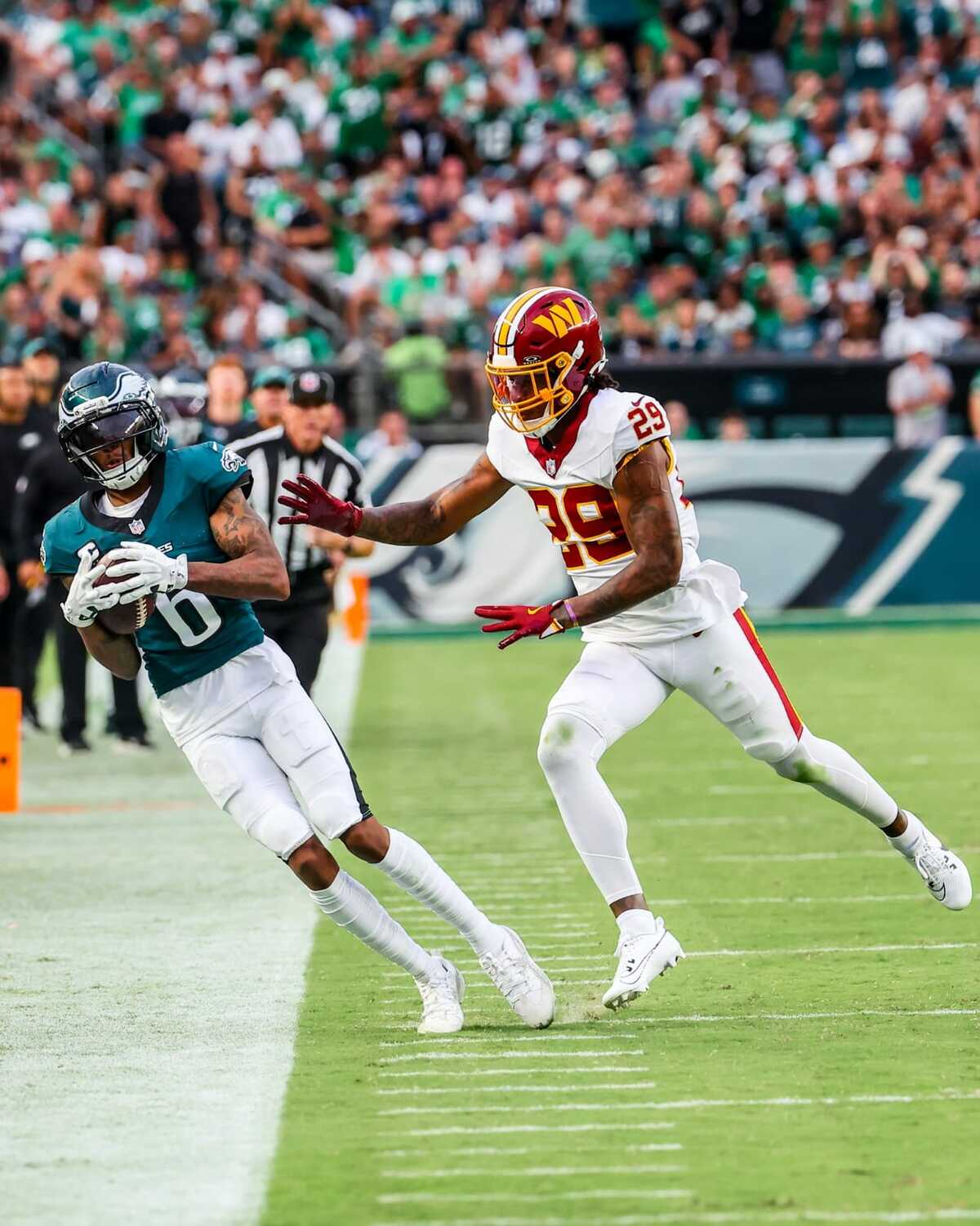 Eagles vencen 24-22 a Commanders tras detener la conversión de dos puntos