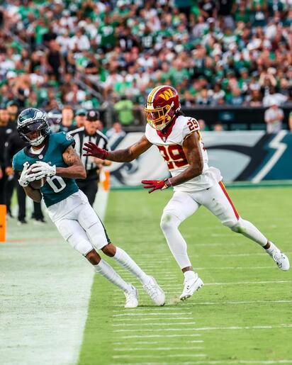 Eagles vencen 24-22 a Commanders tras detener la conversión de dos puntos