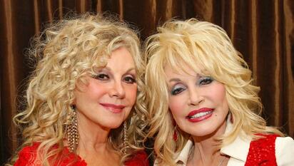 Hermana de Dolly Parton explica las razones por las que la cantante ocultó su diagnóstico de cáncer