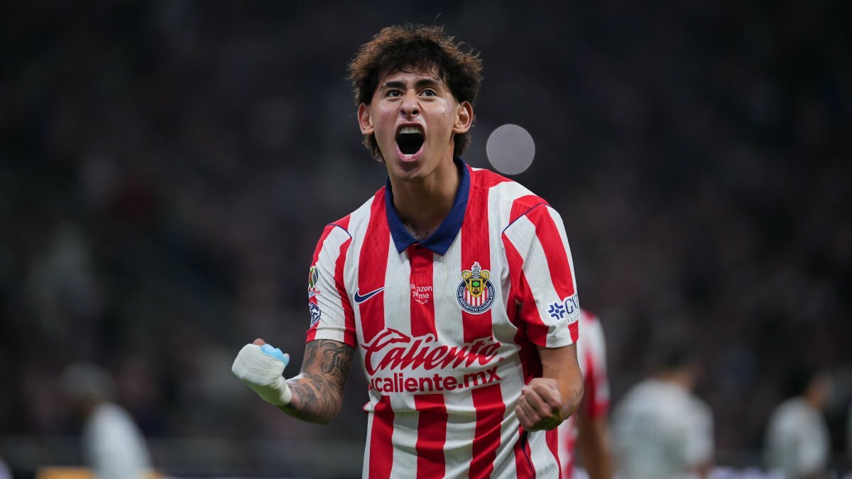 Chivas golea 3-0 a Pumas y toma el liderato del Apertura 2026