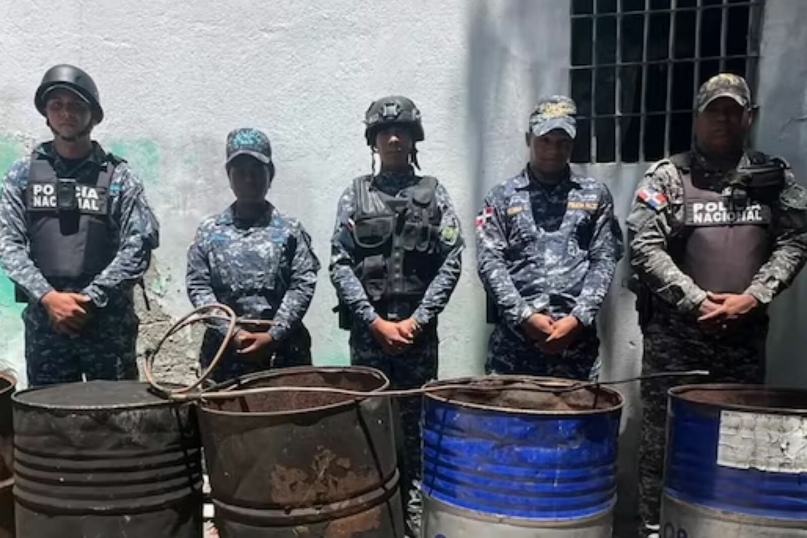Policía desmantela fábrica clandestina de ron adulterado en República Dominicana
