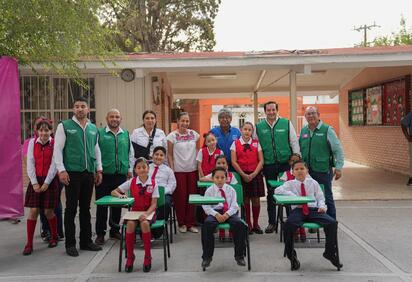 Mejora Coahuila entrega mobiliario a primaria José R. Mijares Valdés
