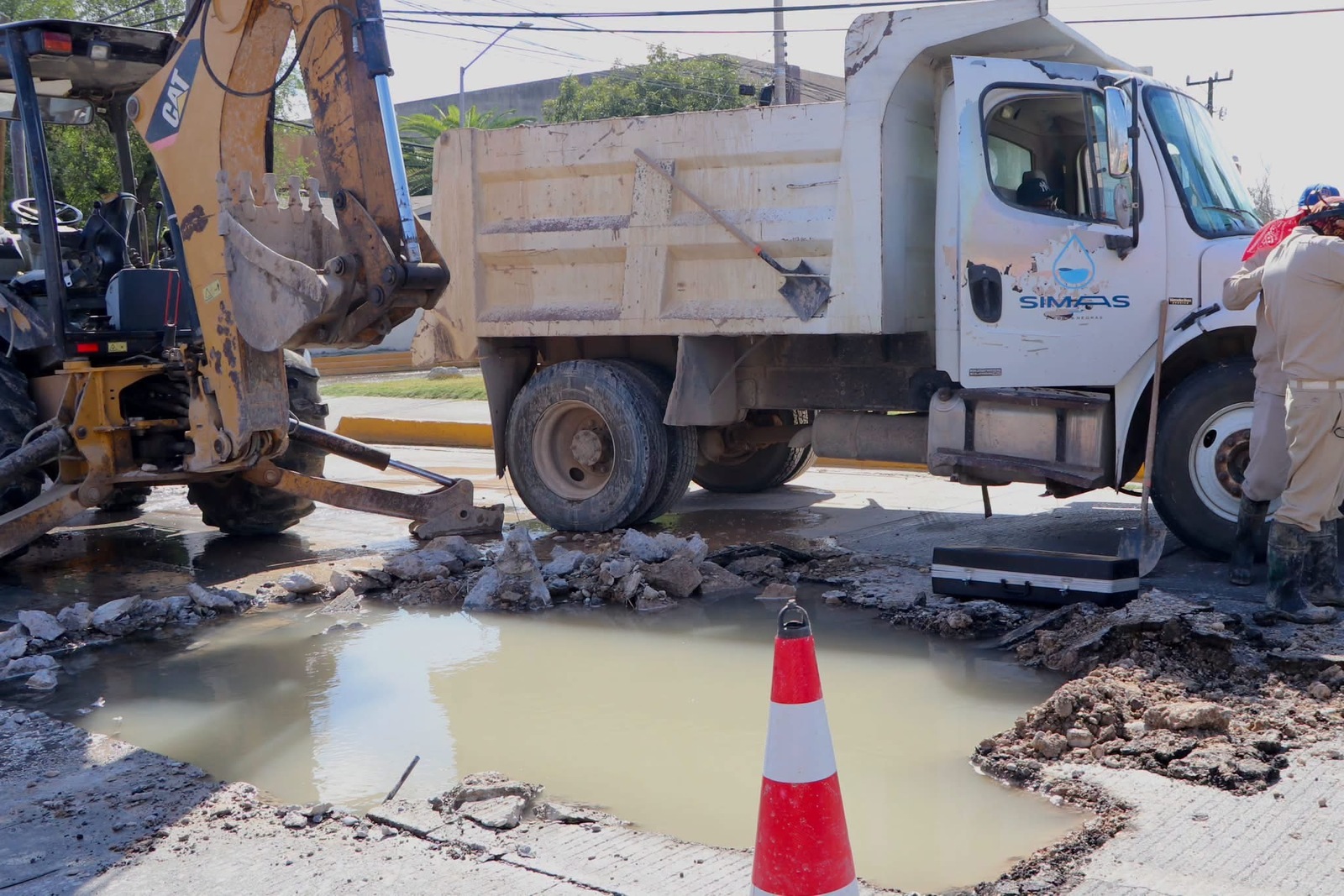 Simas: Las labores iniciaron con la localización y detección del punto exacto donde se origina la fuga. Simas: Las labores iniciaron con la localización y detección del punto exacto donde se origina la fuga.