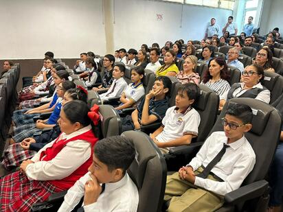 Premian a 23 alumnos por su esfuerzo académico