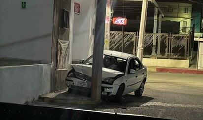 Abandonan automóvil tras estrellarse contra poste en Zona Centro de Monclova